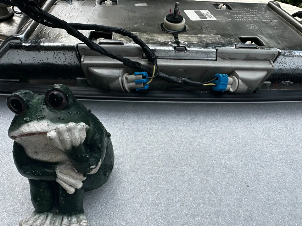 2000-2005 Buick LeSabre (Limited or Custom) Complete Trunk Light Assembly - Image 4 of 4