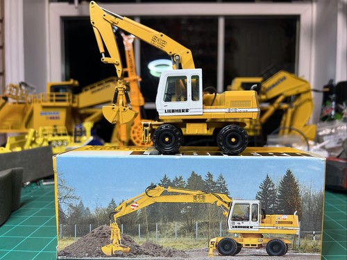 Liebherr A 912 Wheeled Excavator Clam Conrad 1:50 Scale Model #2830