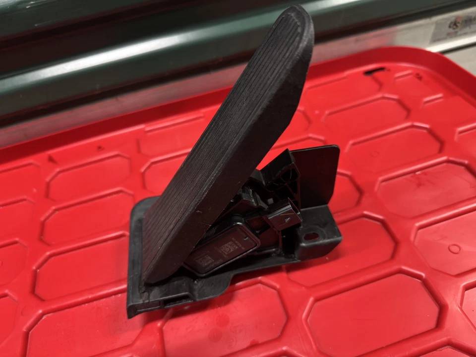 Ford Explorer 2020-2025 pedal de gas acelerador sensor de acelerador OEM L1MC9F836AH Foto 2 de 4