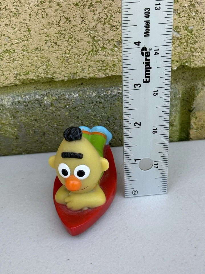 Sesame Street Bert On A Surfboard Pvc Cake Topper Juguete 4" Jim Henson Coleccionable Foto 3 de 4