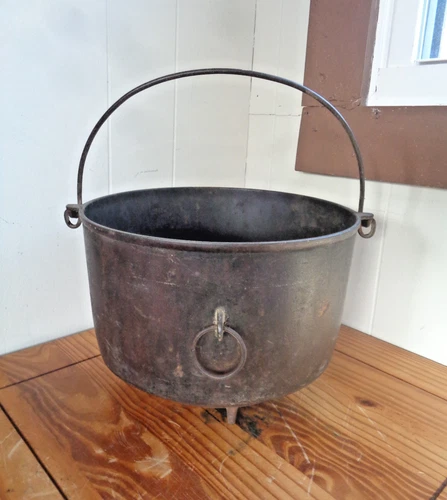 Vintage Early Pre Griswold ERIE No 9 3-Leg Cast Iron Kettle Boiling Pot