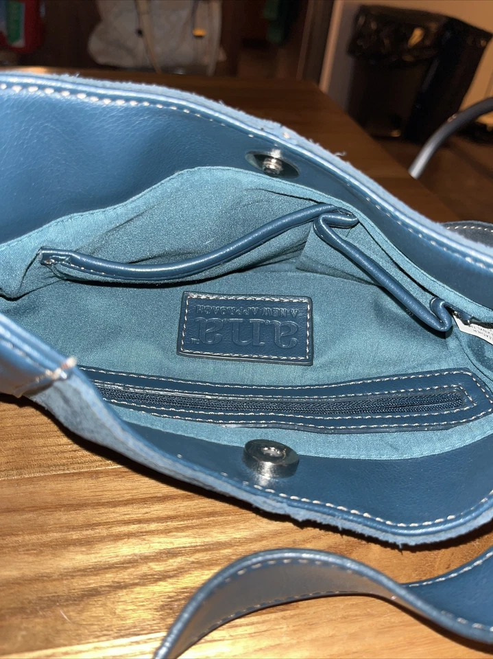 A.N.A. Bolso de hombro A New Approach de cuero azul marino oscuro con borlas Foto 3 de 4