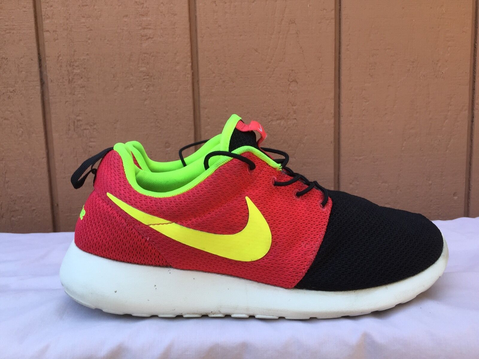 nike roshe run red and white