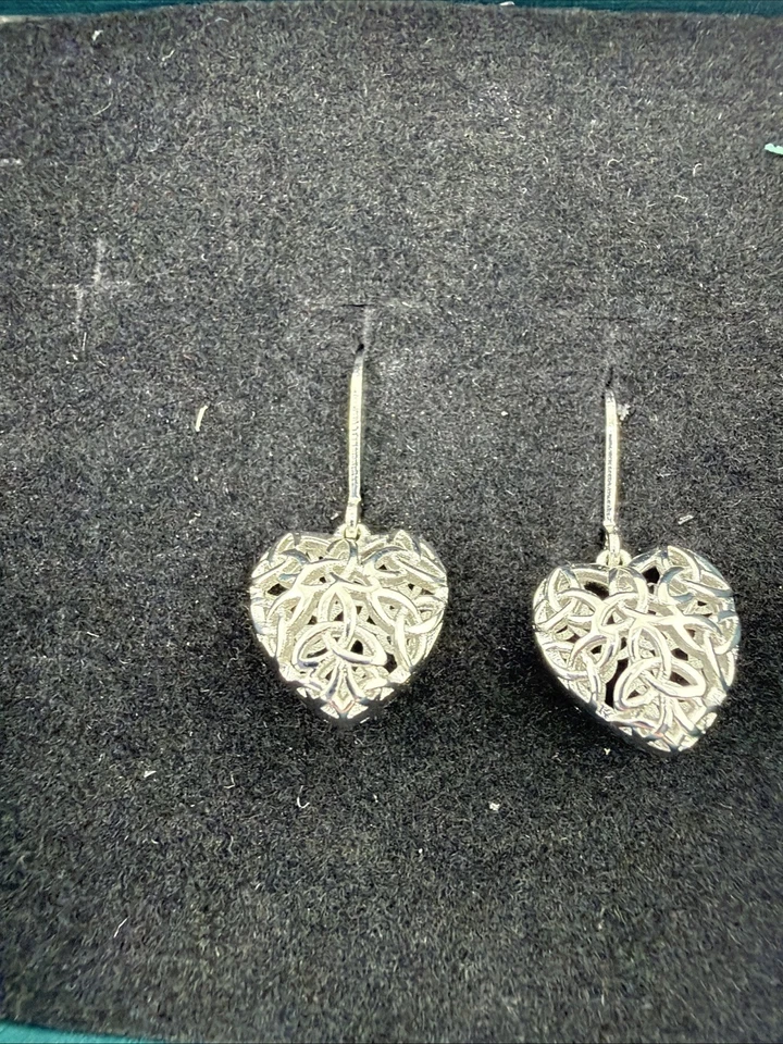 Pendientes de corazón de 0,5 pulgadas en tono plata con anudado celta Foto 2 de 4