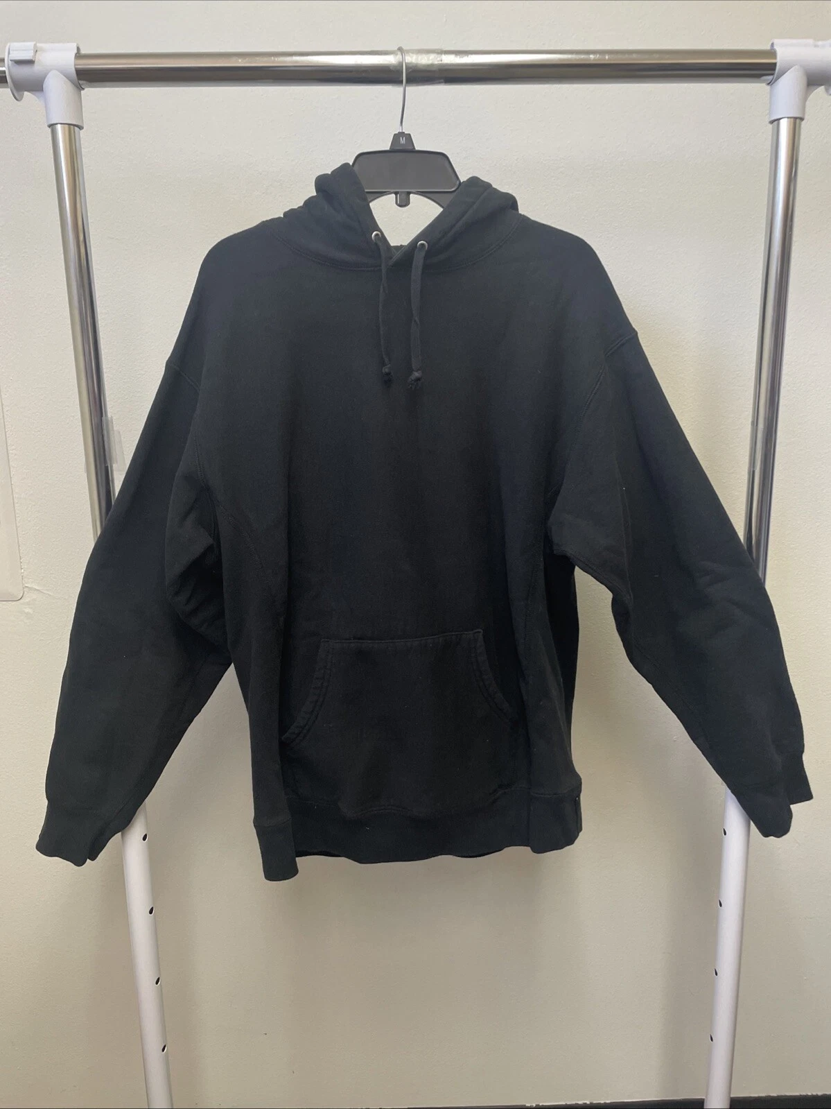 Sweat à capuche noir avec logo clouté dans le dos Supreme   Taille L