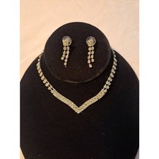 Choker necklace and earrings set