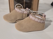 New Bearpaw baby booties leather with faux fur lining, sized for 0-6m NIB