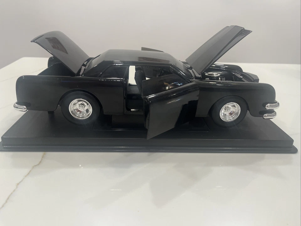 Película de terror 1/18 Ertl George Barris 'The Car' de 1977 con soporte (sin caja) Foto 2 de 4