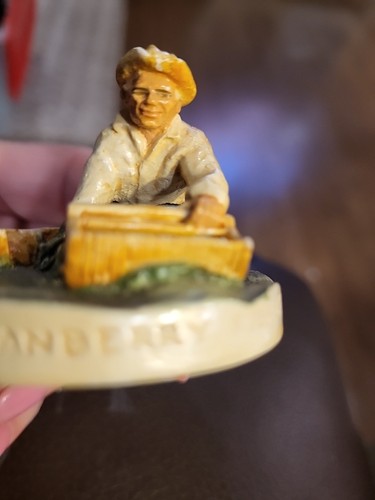 Vintage 1950 Sebastian Miniatures "Cranberry Picker" Figurine 2.5" - Picture 7 of 7