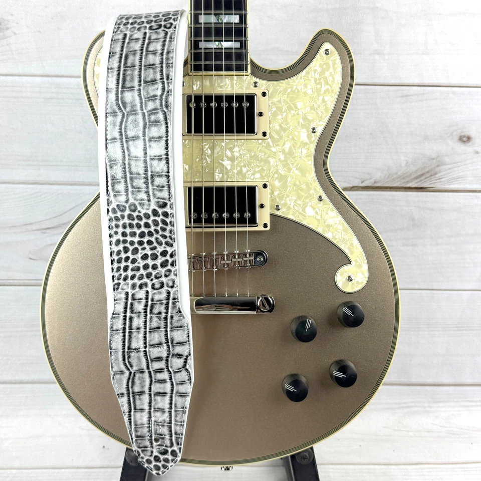 Correa de cocodrilo de agua negra Walker & Williams F-23 de 3" de ancho con respaldo blanco ártico Foto 4 de 4