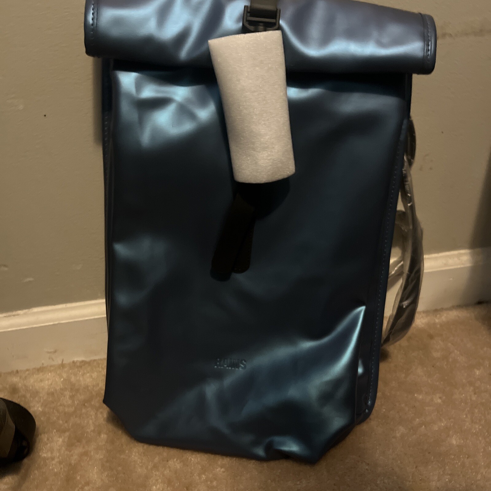 Mochila enrollable RAINS Nº 13330 Mini W3 en color azul láser NUEVA con etiqueta