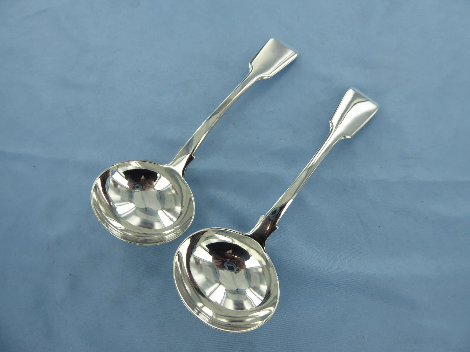 AN ANTIQUE STERLING SILVER PAIR OF FIDDLE BACK SAUCE LADLES. LONDON 1830.
Opens in a new window or t