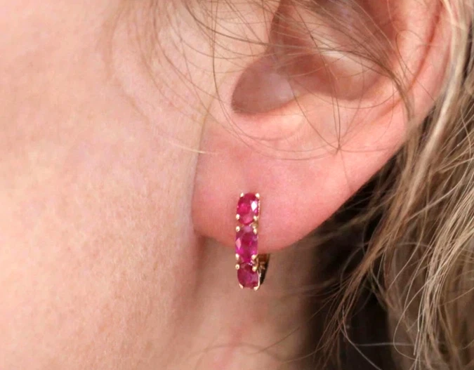 1.44 Karat Ovaler Schliff Rot Rubin Huggie Creolen IN Massivem 14k Gelbgold - Bild 3 von 3
