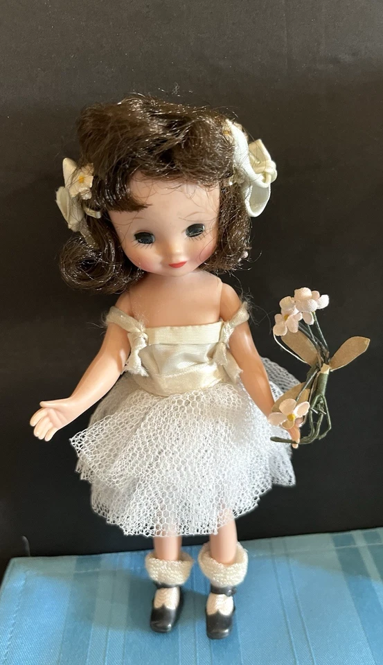 Muñeca Betsy McCall (NUEVA EN CAJA) American Miniature Corp 8" de colección, pelo marrón con lazos y flores Foto 4 de 4