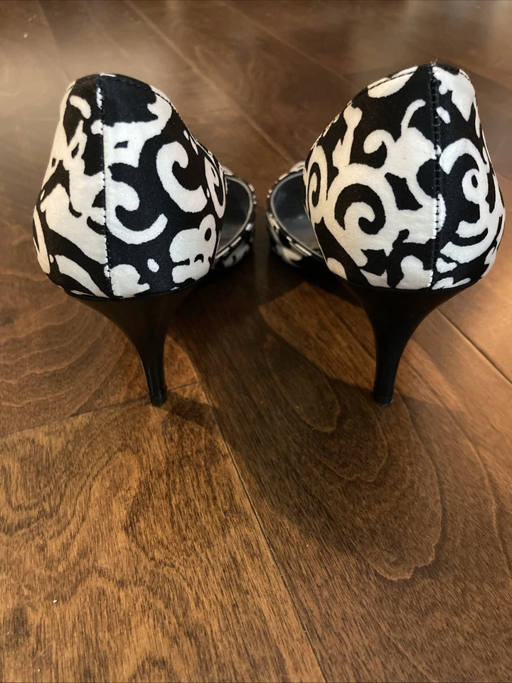 Tacones de salón estampados para mujer con estampado negro blanco talla 6,5 M Anne Klein Foto 2 de 4