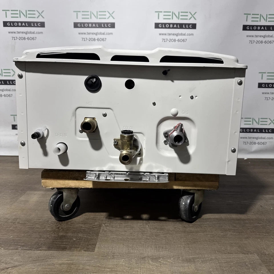 Calentador de agua exterior sin tanque Rinnai RUS65eP 130 k BTU gas propano (D-12 #1065) Foto 2 de 4