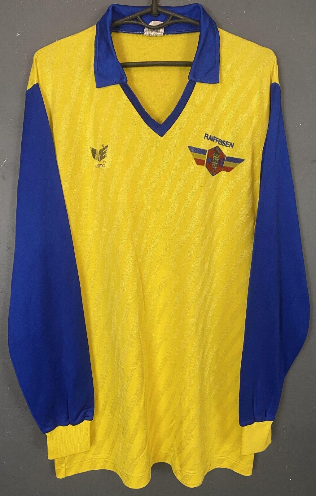 VINTAGE MEN'S ROMANIA NATIONAL RAIFFEISEN SOCCER FOOTBALL SHIRT JERSEY SIZE L