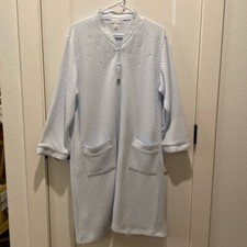 Miss Elaine Ladies Full Zip Robe. Quilted Look w/Embroidered Flowers. Medium