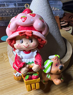 Hanging Strawberry Shortcake Ornament Figurine 2002 TCFC IncExcellent Condition