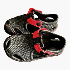 Kids Unisex Unworn NEW Crocs Design Black Red Snap Closure Sandals Size 9C 26