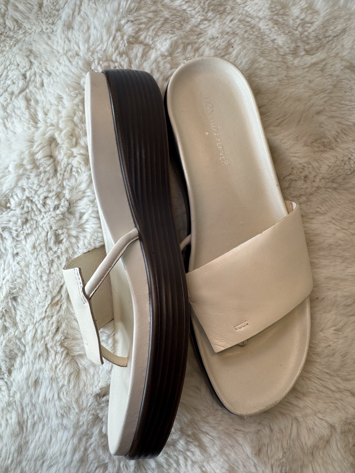 Sandalia Boho Donald Pliner 8.5 FIJI Cuero Blanco Minimalista Slide Resort Nueva
