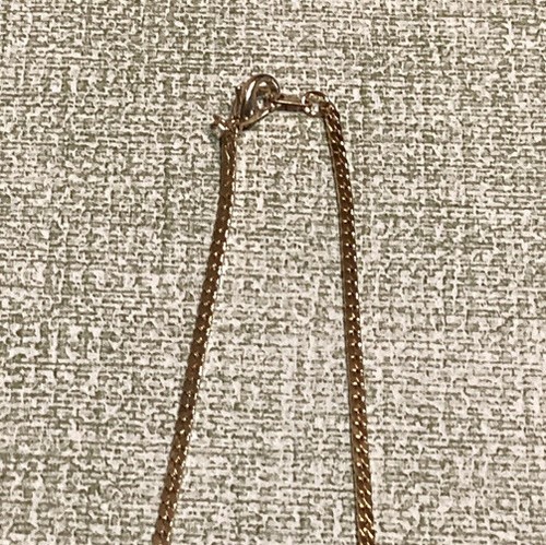 Collana chevron tono oro con goccia di pioggia pietra rossa rubino - Foto 3 di 3