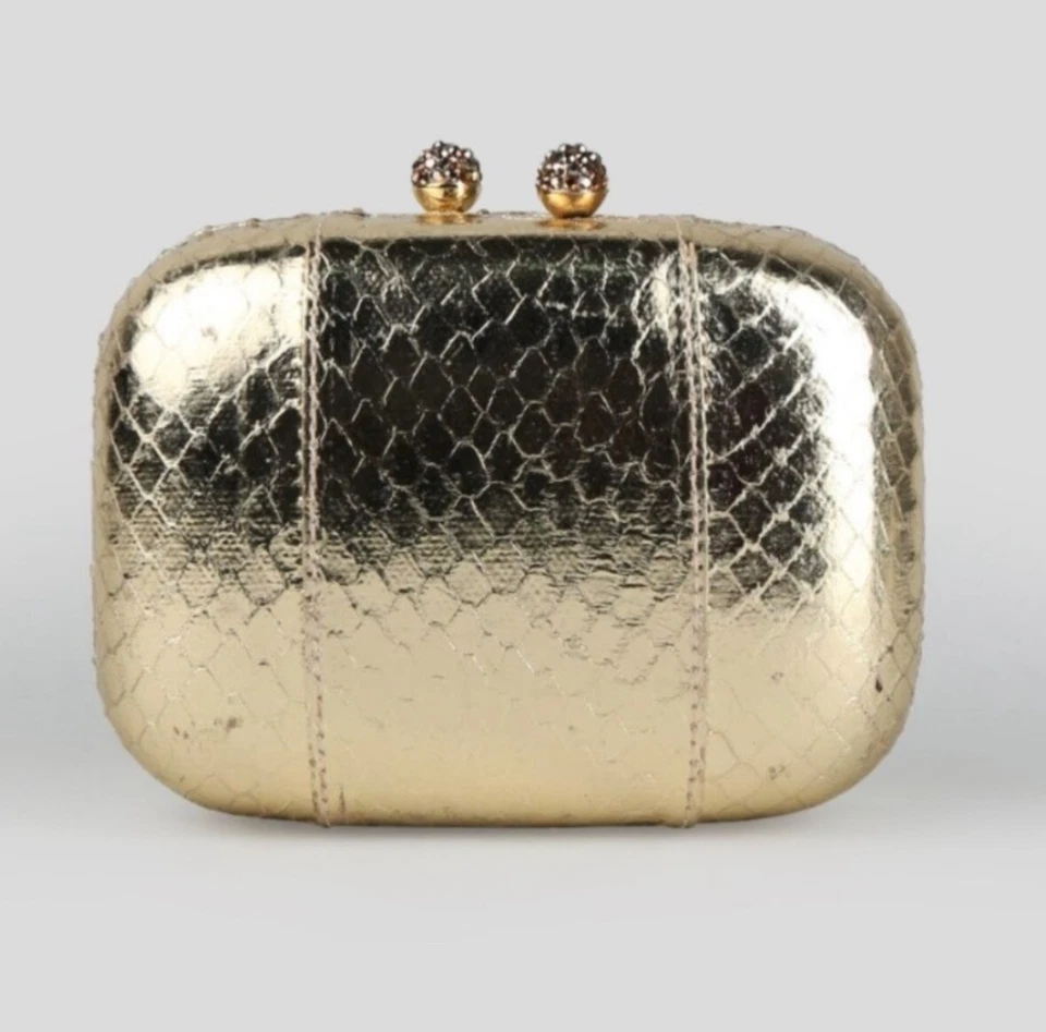 Mini bolso sin asas de cuero metálico dorado KOTUR con cierre magnético de cristal Foto 2 de 4