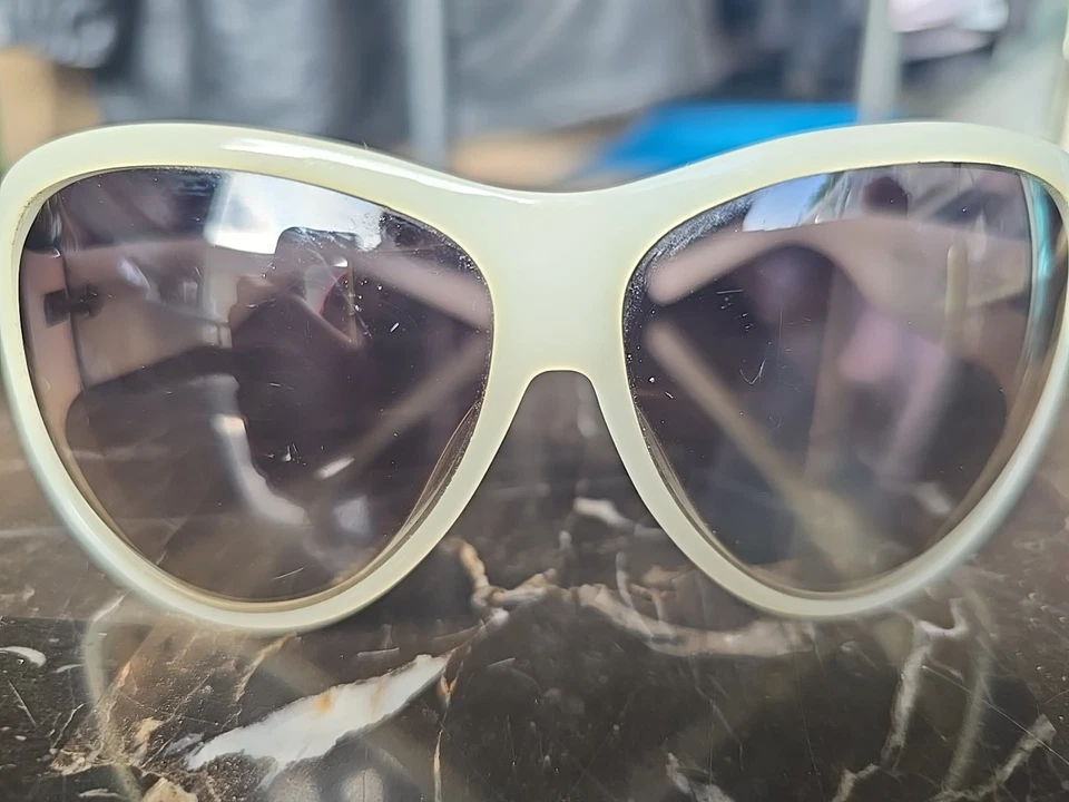 Gafas de sol Fendi para mujer blancas hechas en Italia falta pieza lateral Foto 2 de 4