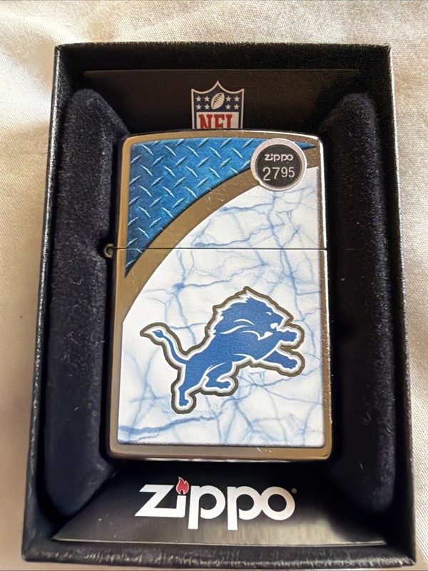 DETROIT LIONS, ORIGINAL STREET CHROME FINISH, WIND PROOF ZIPPO LIGHTER 29381