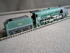 HORNBY OO GAUGE - CLASS N15 "SIR DINADAN" LOCOMOTIVE AND TENDER - TESTED.