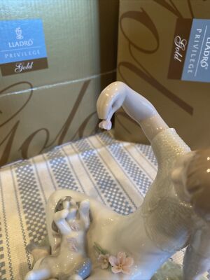Lladro 7711 Playtime With Petals - Brand New Condition in Original