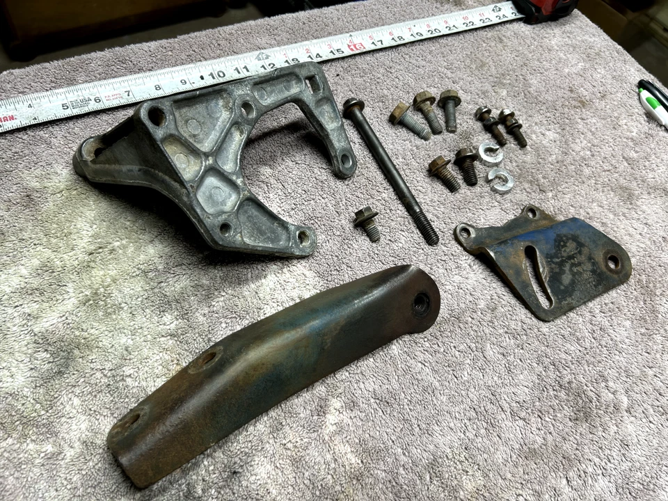 1983-1986 Ford F-150 - 4.9L 300 - Bomba de direção hidráulica conjunto de montagem de suporte com parafusos - Imagem 4 de 4