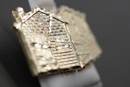 Pendientes de tachuelas para casa trampa de corte de diamante de oro amarillo liso de 10 K. - Imagen 9 de 10