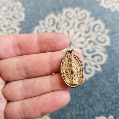 Vintage Dainty Gold Miraculous Medal Virgin Mary Medallion Pendant - Picture 4 of 7