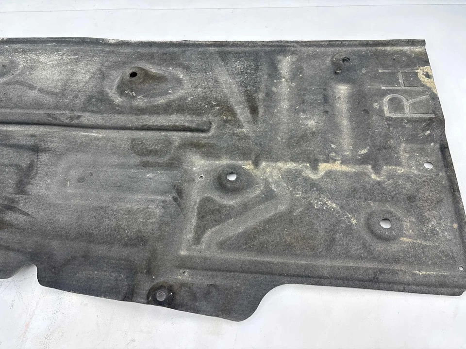 Protector contra salpicaduras debajo de la carrocería derecha Ford Focus RS 2012-2018 FABRICANTE DE EQUIPOS ORIGINALES Foto 2 de 4