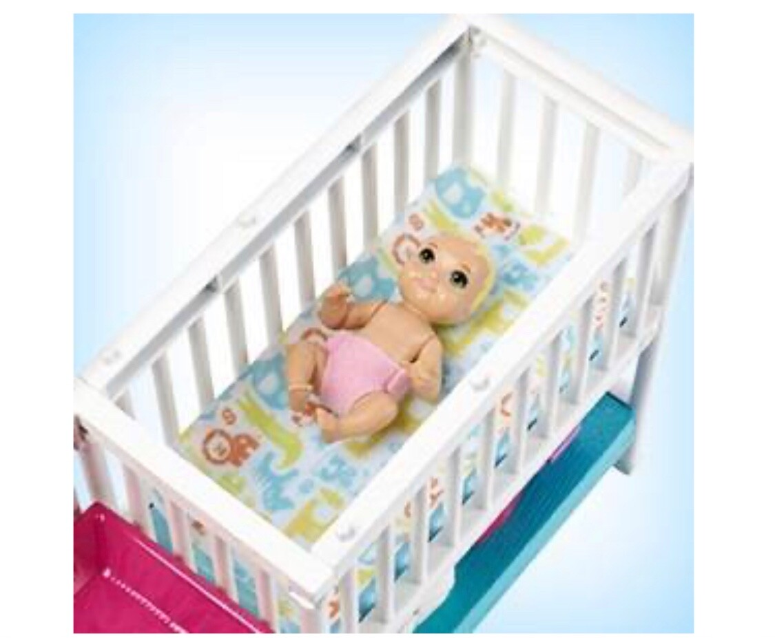 Poupée Skipper baby-sitter cheveux châtains et coffret Chambre des jumeaux en plastique