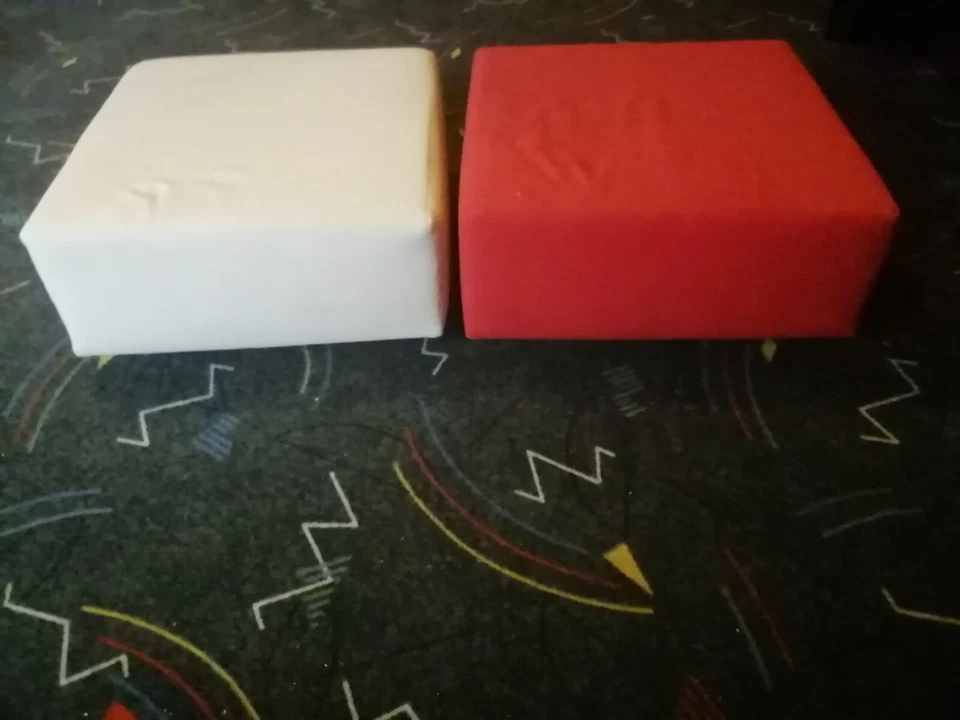 2 x Polsterhocker, rot und Creme farb. Mit Rollen 50 x 50 cm 25cm hoch - Bild 2 von 4