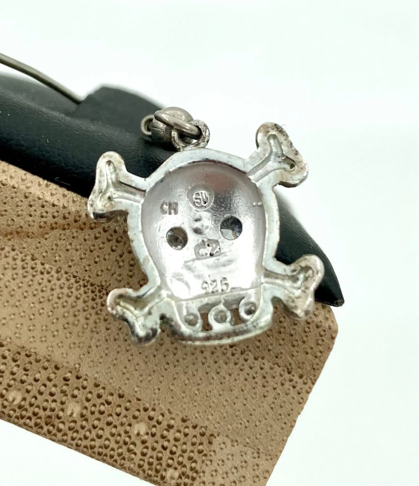 Pendientes de calavera de plata de ley 925 esmaltada negra - circonita cúbica firmada Foto 4 de 4