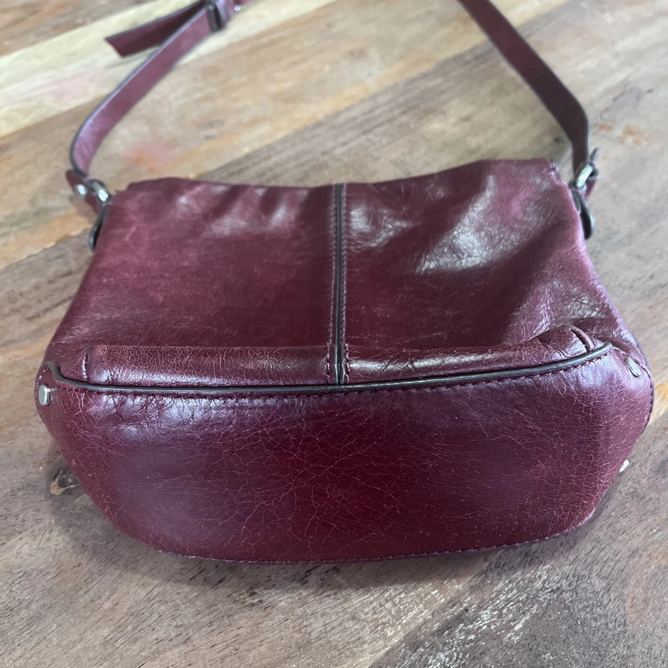 Cartera de hombro pequeña de cuero rojo profundo Treasure & Bond 6,75”x9” L x 3,5” D Foto 2 de 4