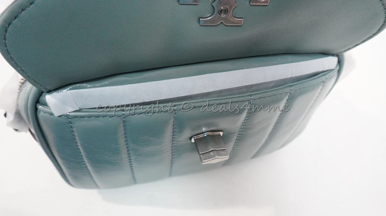 Borsa nuova con etichette Tory Burch 135751 piccola Kira brevetto fotocamera in chiaro artico prezzo al pubblico consigliato $498