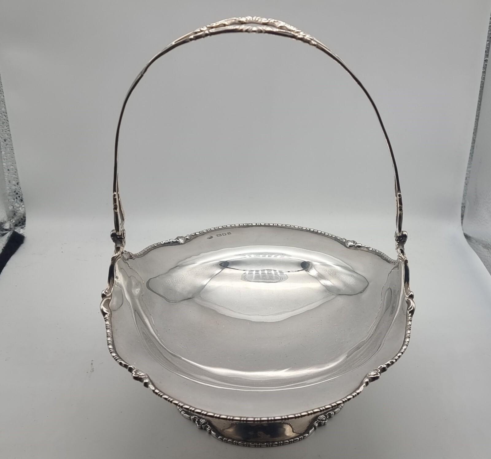 GOOD QUALITY ANTIQUE STERLING SILVER SWING HANDLE FRUIT BASKET LONDON