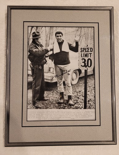 Muhammad Ali signed photo framed JSA full page Authenticity - Bild 1 von 7