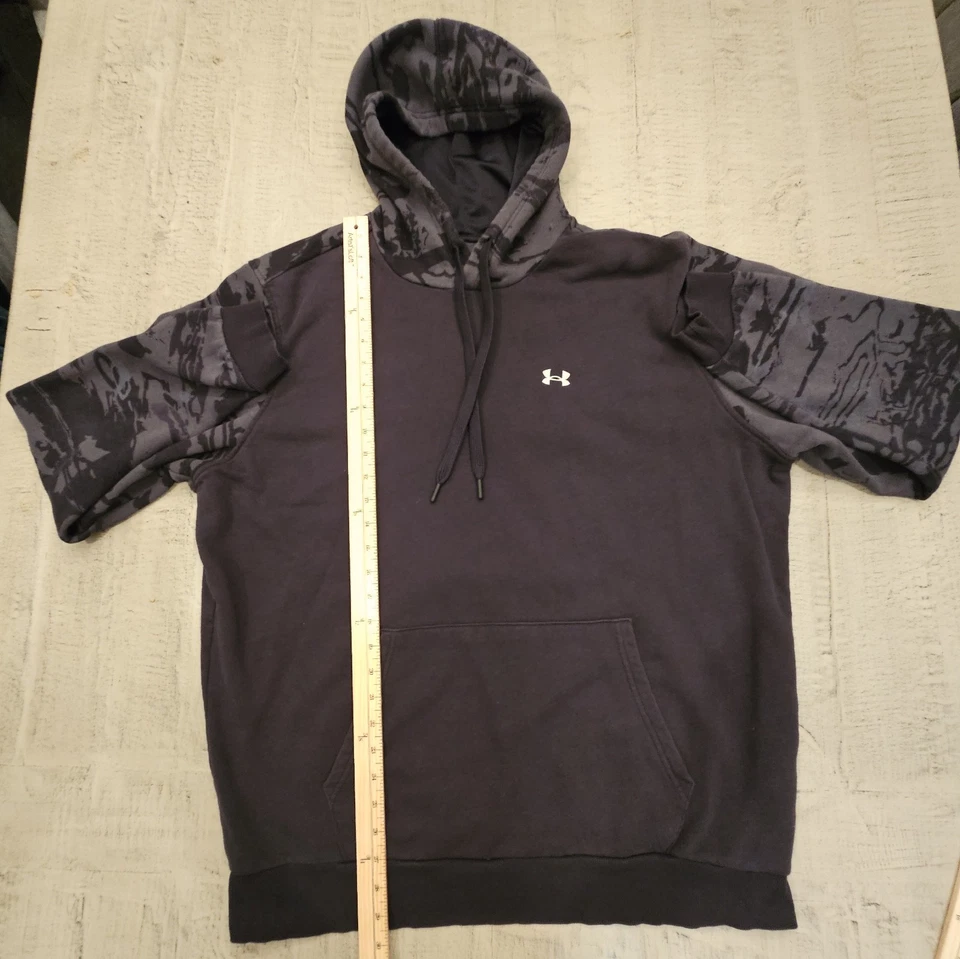 Sudadera con Capucha UA Under Armour Para Hombres, Bolsillos XL Negra con Camuflaje en las Mangas Logo en la parte delantera Foto 3 de 4