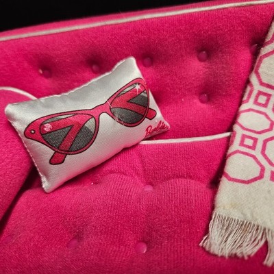 Mattel BARBIE Loves JONATHAN ADLER HAPPY CHIC SOFA Pink COUCH