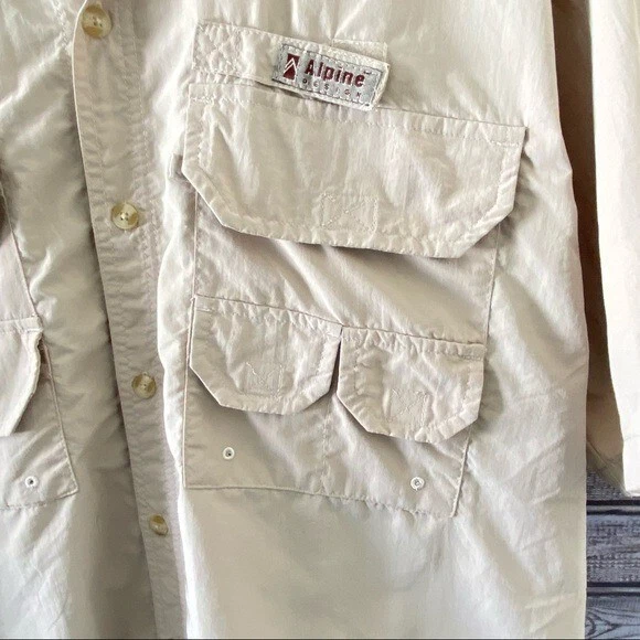 Alpine Design Men 's Short-Sleeved Button-Down Fishing Shirt Size M Pockets Logo - Image 3 of 4