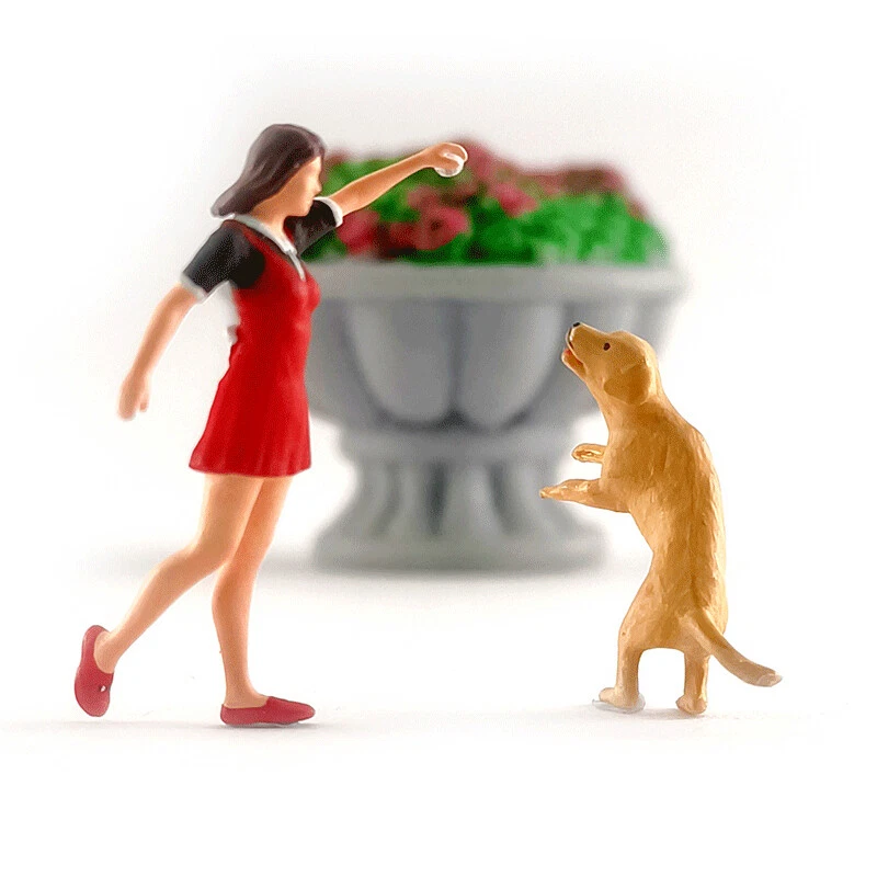 RM1:64 Miniature Daily Character Girls Held Cat and Play with Dog Pet - Image 2 of 4