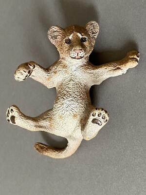 SCHLEICH 14376 Löwenjunges, liegend Löwe, Baby Lion Cub
