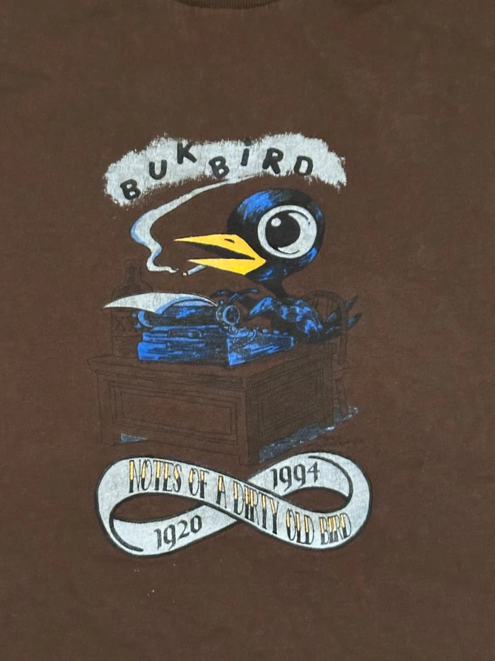 Camiseta De Colección Charles Bukowski Buk Bird Etiquetas AAA XL Tony Millionaire Notes Of Foto 3 de 4