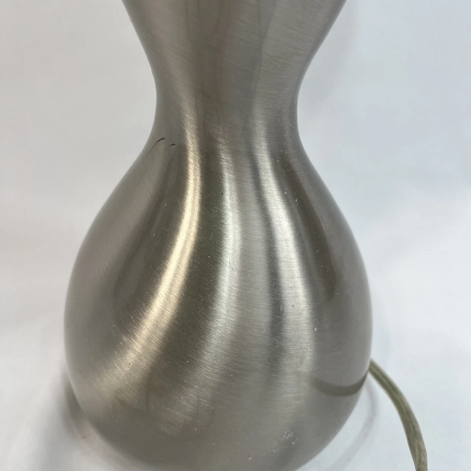 Lámpara de mesa moderna de níquel cepillado con pantalla de tela pequeña lámpara de acento Foto 3 de 4