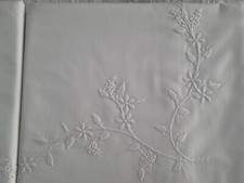 Lenzuola ricamate a punto pieno e nodino in pregiato cotone percalle